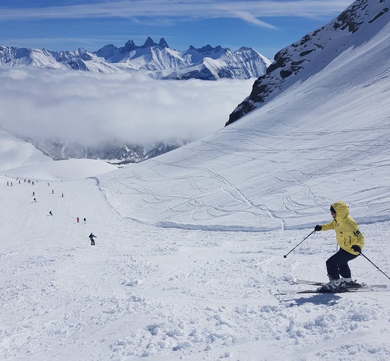 skieur dans les alpes
