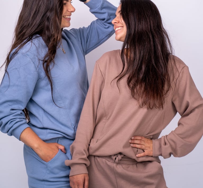 žindymo apranga, drabužiai žindančioms mamoms, stilingi kostiumėlis mamoms, komfortas žindant viešai