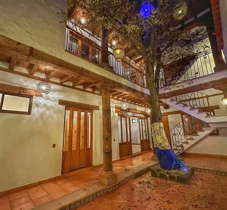 casa-patzcuao-patio-interior-arbol-azul-arquitectura-rustica.jpg