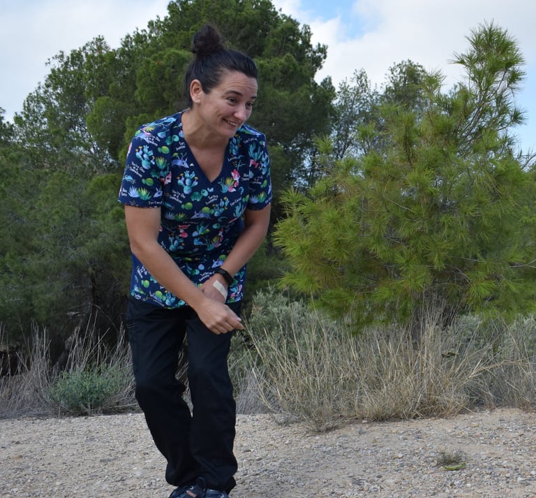 Chica jugando con un perro