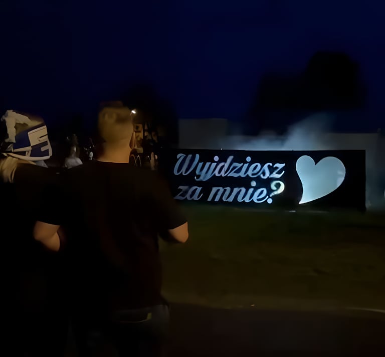 baner zaręczyny z napisem wyjdziesz za mnie pirotechnika