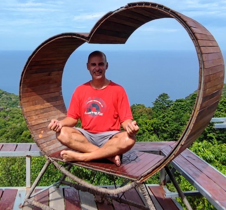 Praticien de massage bien-être en posture méditative – inspiration et équilibre corps-esprit.