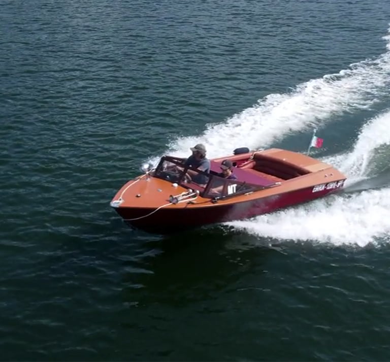 The James Bond–style speedboat Eskrok speeding along the Douro River