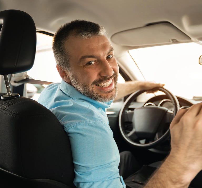 Hombre feliz conduciendo por la ciudad