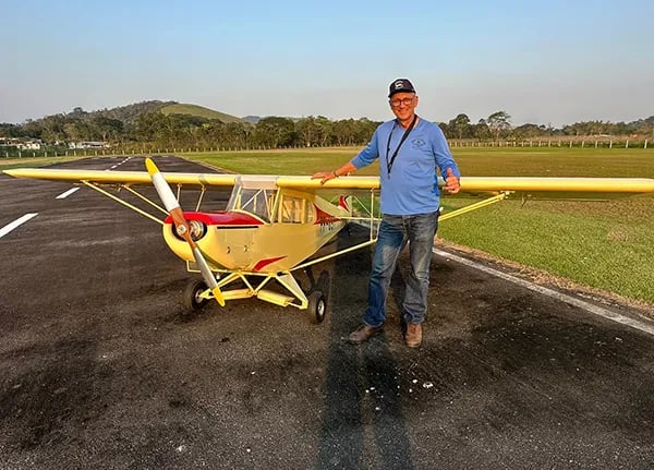 ao lado do avião grande