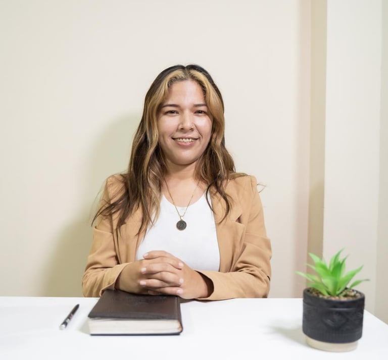 psicologa profesional sentada en su oficina