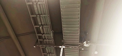 केबल ट्रंकिंग और केबल सीढ़ी को स्ट्रट चैनल द्वारा छत पर चढ़ाया जाता है।