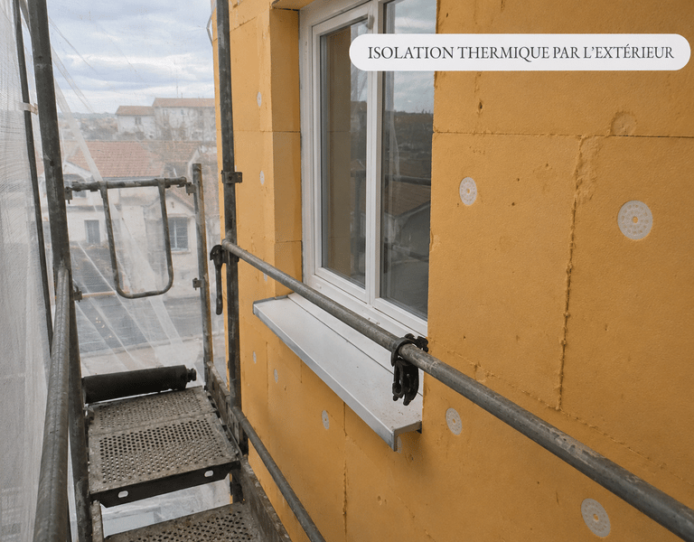 Isolation extérieure avec échafaudage et finition autour des fenêtres