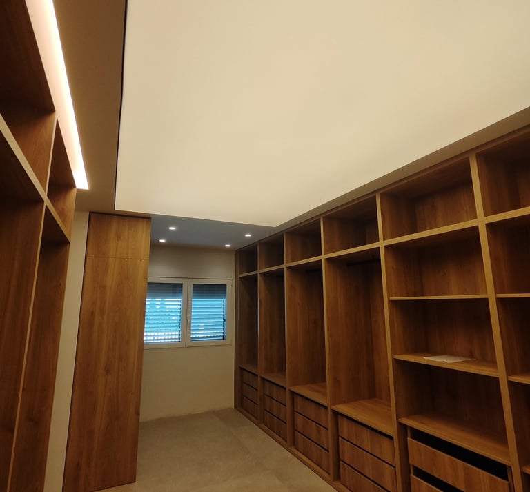 Instalación de techo tensado translúcido con iluminación LED en vestidor residencial