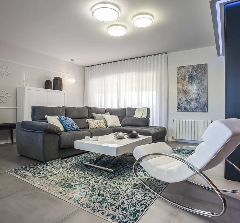 Proyecto de interiorismo de lujo, con molduras y madera tropical en Valterna