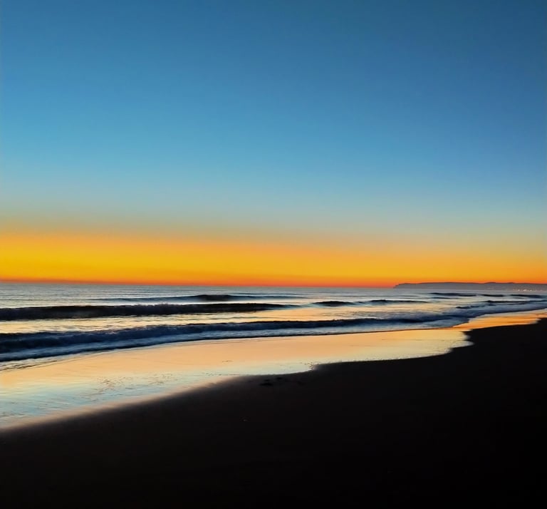 Maravillosa fotografia de un amanecer a orillas del mar lamina enmarcada