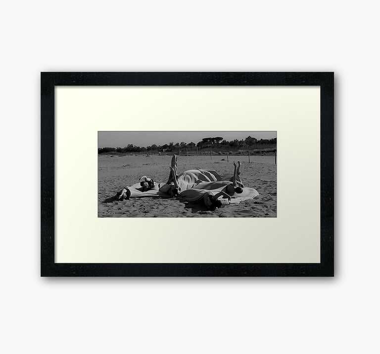 Fotografía de muejres bailando en la playa colección serie fotograficas Eva Mas