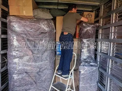 Personal capacitado de Mudanzas Andaki realizando mudanza segura en Bogotá