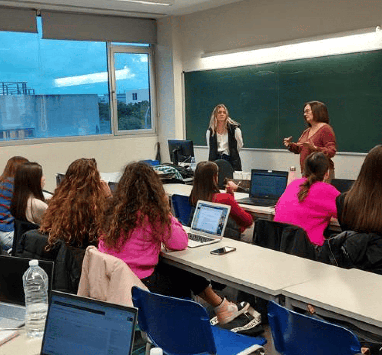 la psicologa Mireia Bosch dando clase en la universidad de Valencia 
