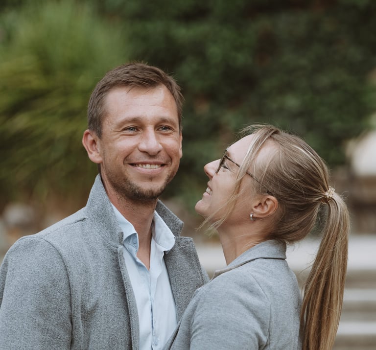 Hochzeitsfotograf Bad Staffelstein: Verliebter Blick der Braut auf ihren zukünftigen Mann. 