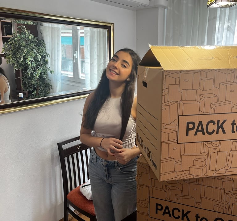 Estudiante preparando su caja para guardarla en un trastero durante el verano en Madrid