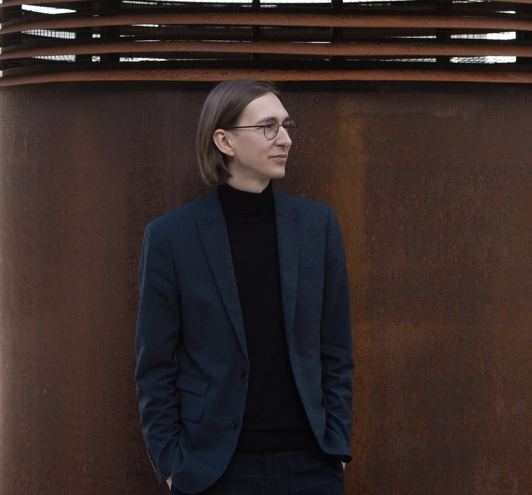 Donatas Paulauskas prie industrinio stiliaus fono.