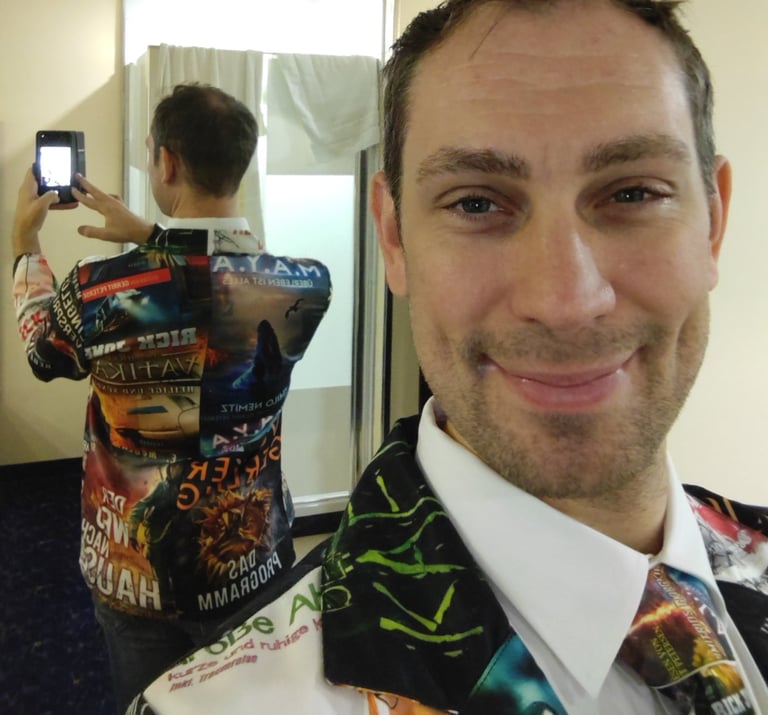 Gerrit Petersen im selbst gestaltetem Hörbuch-Cover Sakko