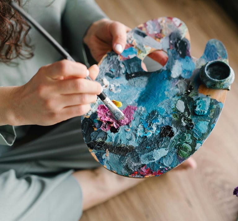 Imagem de uma moça com uma paleta de cores