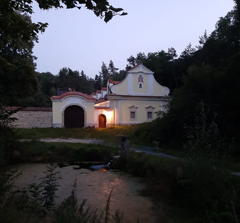 Objevte ideální svatební místo pro vaši romantickou svatbu na mlýně. Nabízíme exkluzivní pronájem ba