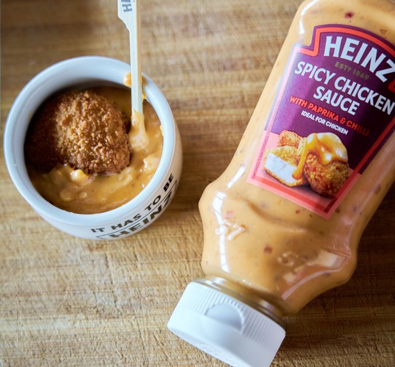 Heinz Spicy Chicken Sauce con crocchetta di pollo fritta.