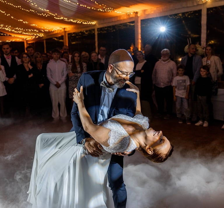 Couple de mariés dansant