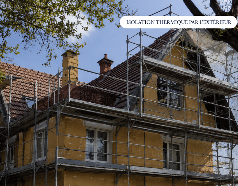 Travaux d’isolation thermique extérieure sur maison avec échafaudage