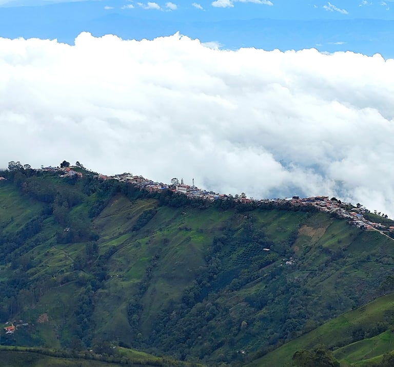 Vista panorámica amplia de las montañas del Tolima con nubes moviéndose sobre el valle