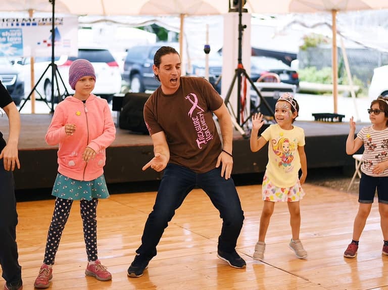 Mekhael Srour teaching children how to dance