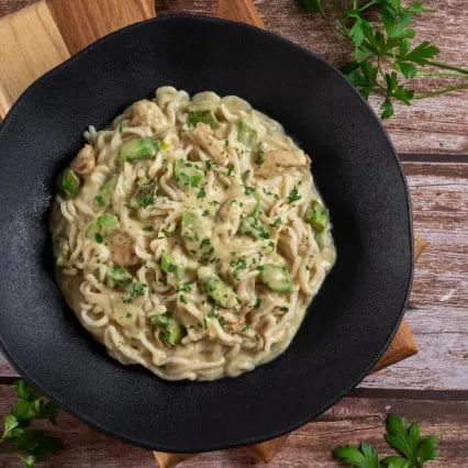 Macarrão Shirataki com molho branco, frango e cogumelos