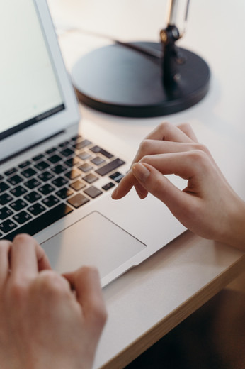 une personne tape sur un ordinateur portable