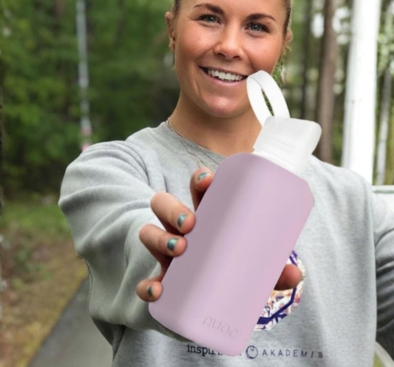 stiklo gertuvė moters rankose