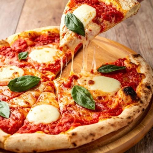 como são feitas as pizzas artesanais e smash burgers da Só Pizzas e Smash em Joinville