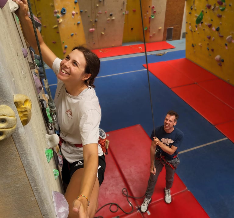 Toprope-Kletterkurs in Wien (Kletterhalle Marswiese, Kletterkurs-Teilnehmende lernen sichern)