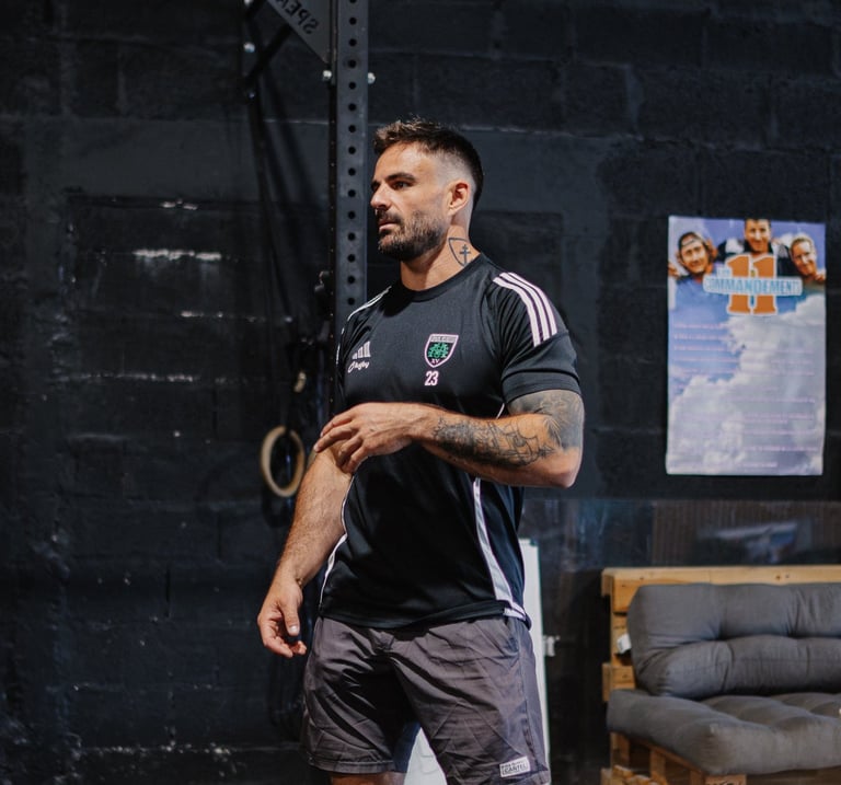 Coach de sport, présentant un cours de sport pour 10 personnes avec un discours bienveillant et pédagogique, dans une salle d