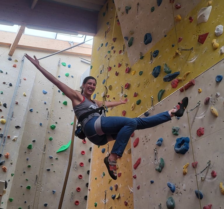 Individueller Kletterkurs in Wien (Kletterhalle Marswiese, Teilnehmerin hat Spaß im Kletterkurs)