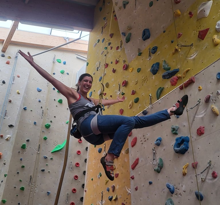 Individual climbing course in Vienna (Marswiese climbing gym, climbing course participant has fun).