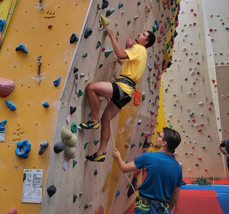 Vorstieg-Kletterkurs in Wien (Kletterhalle Marswiese, Teilnehmer lernen Vorstieg klettern).