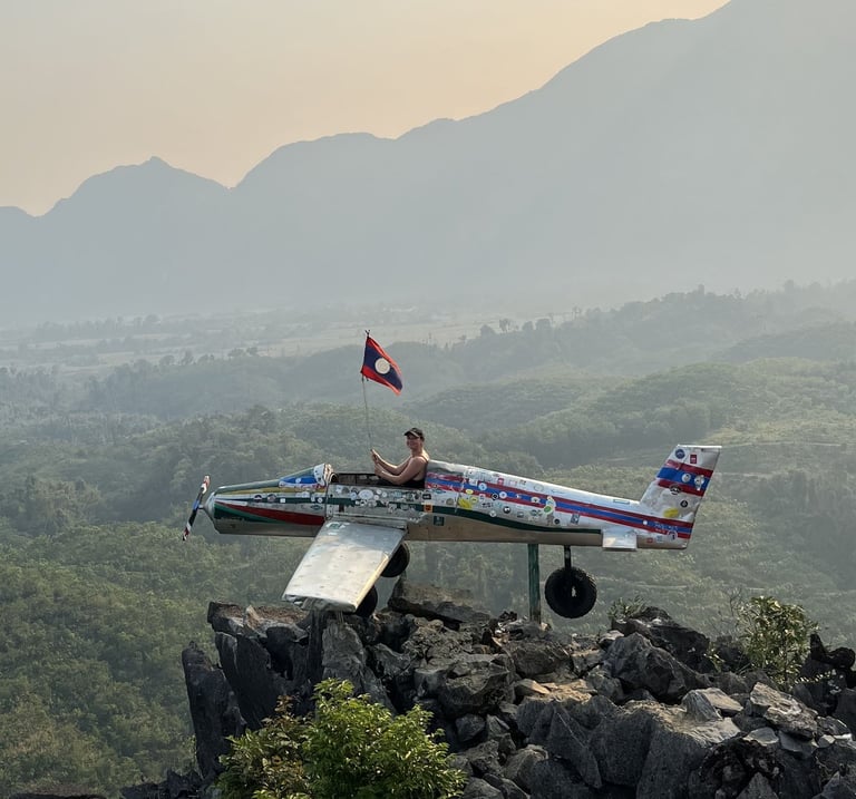 Sarah dans un avion sur une montagne au Laos