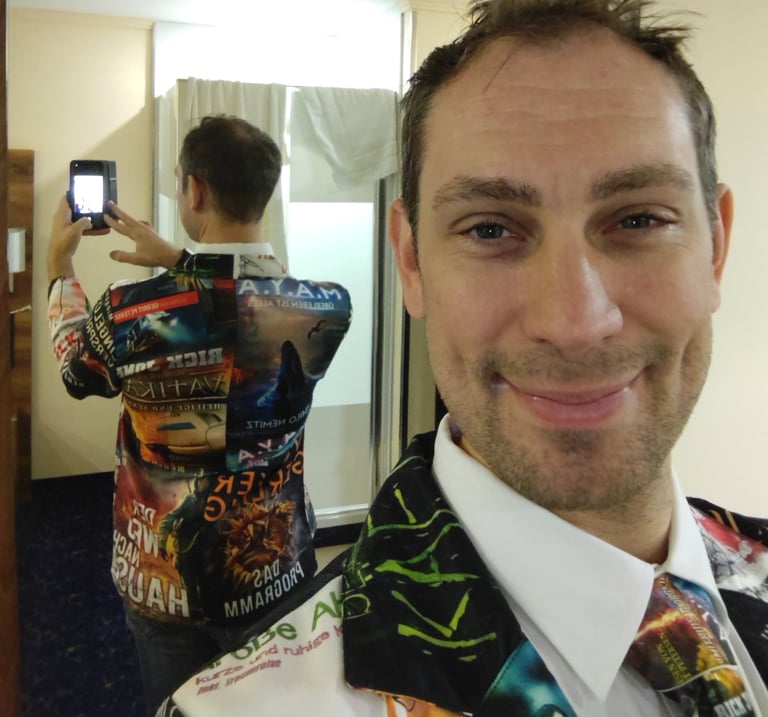 Gerrit Petersen im selbst gestaltetem Hörbuch- Cover Sakko