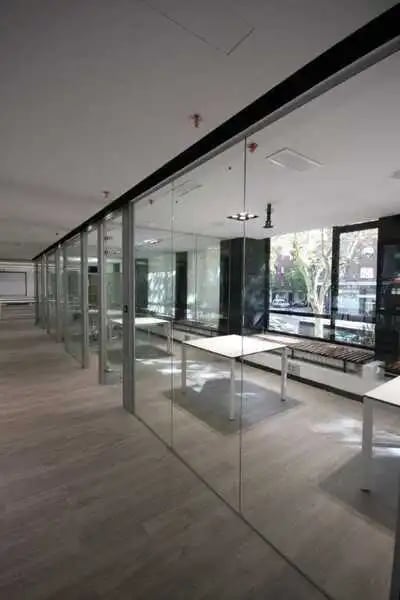Mamparas divisorias para oficinas en cristal laminado de 5+5 mm. con puerta en vidrio templado de 10 mm.