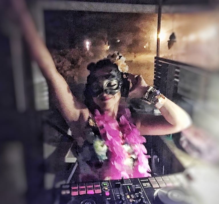 Dj mulher com fone de ouvido em Paris, França