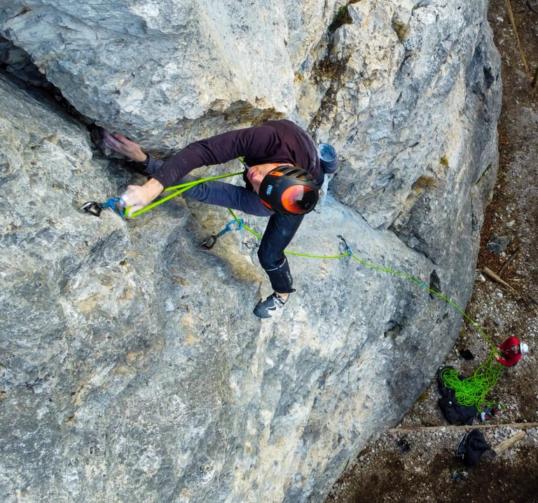 Kletterinstruktor Christoph klettert im Vorstieg am Felsen in Niederösterreich