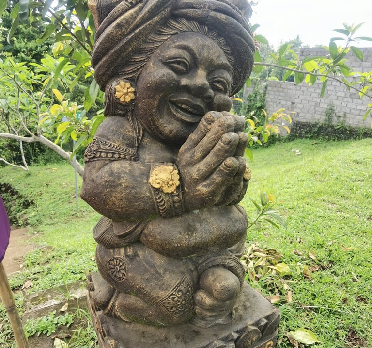 une statue balinaise qui souri
