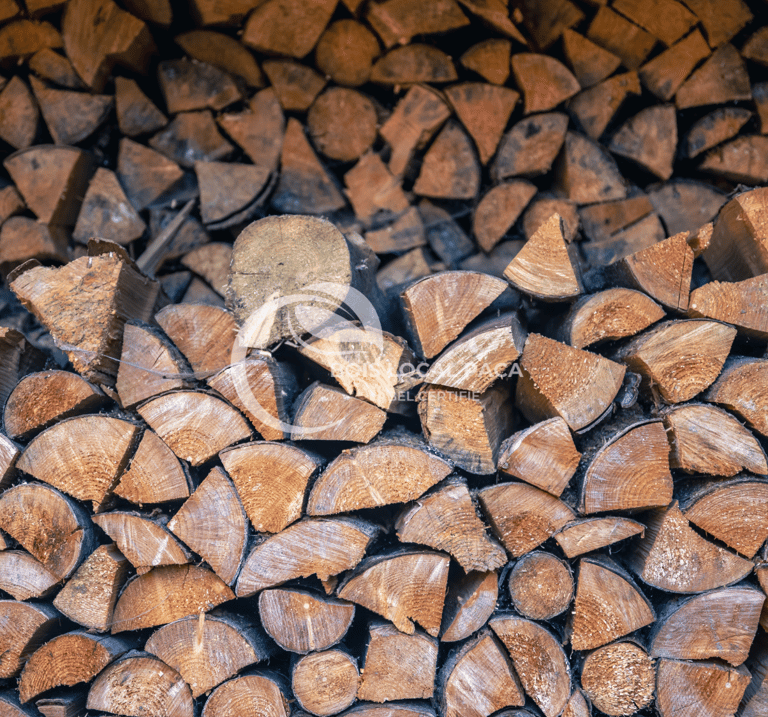une pile de bûches empilées les unes sur les autres