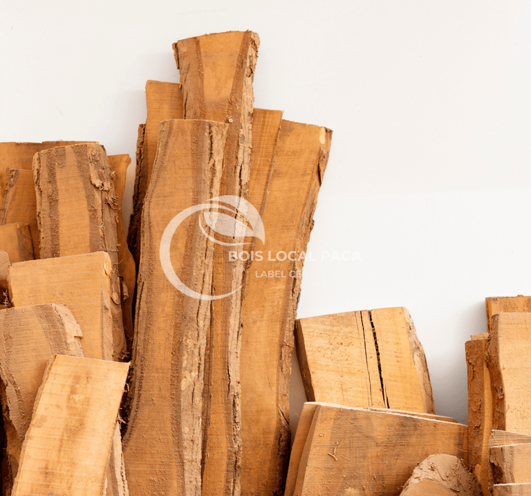 des bûches posées contre un mur