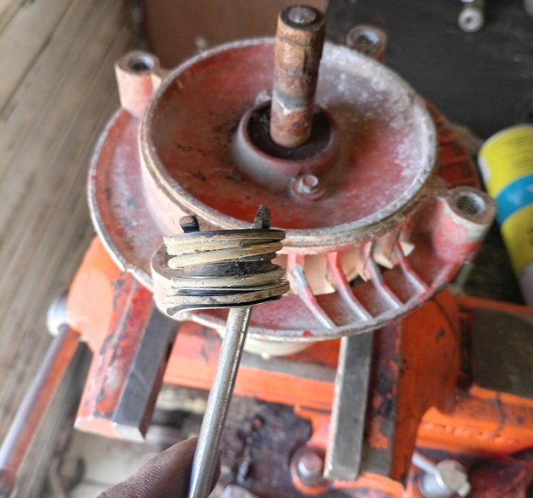 Detalle de sello mecánico desgastado en equipo de bombeo para mantenimiento