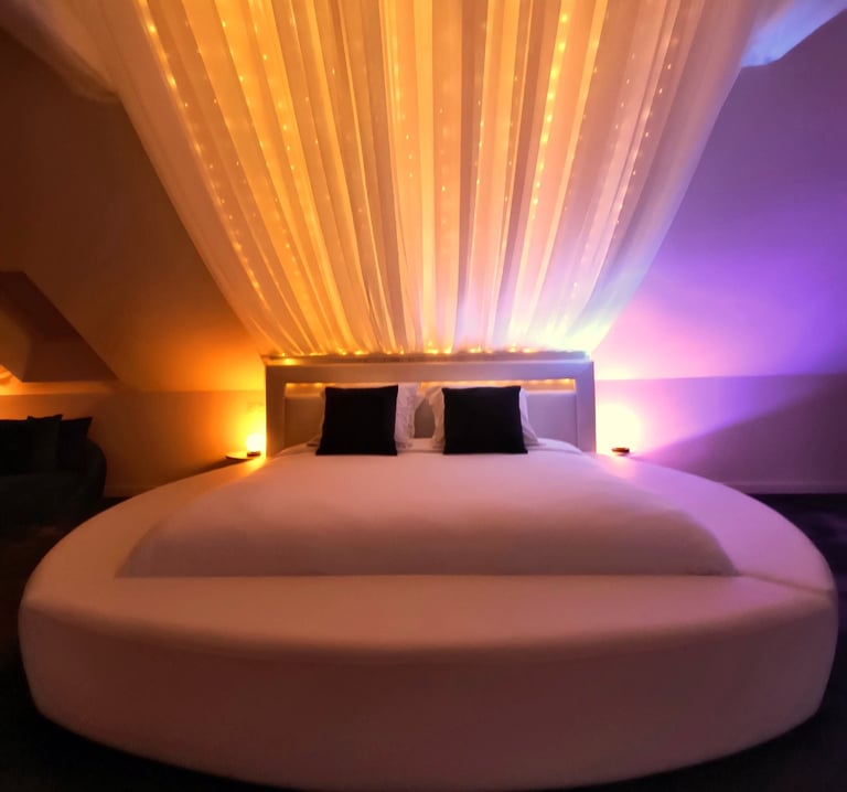 Lit de la love room de l'hebergement insolite