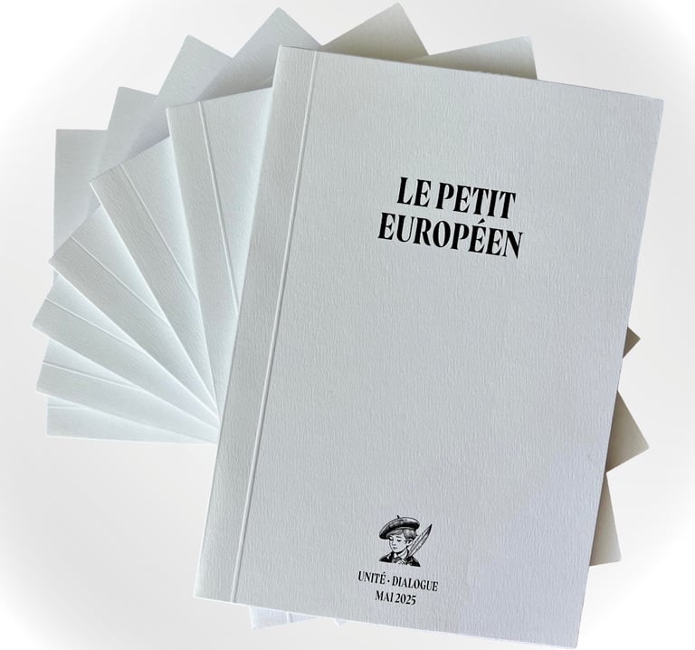 plusieurs livres superposés intitulés Le Petit Européen avec le logo d'un enfant avec béret et plume
