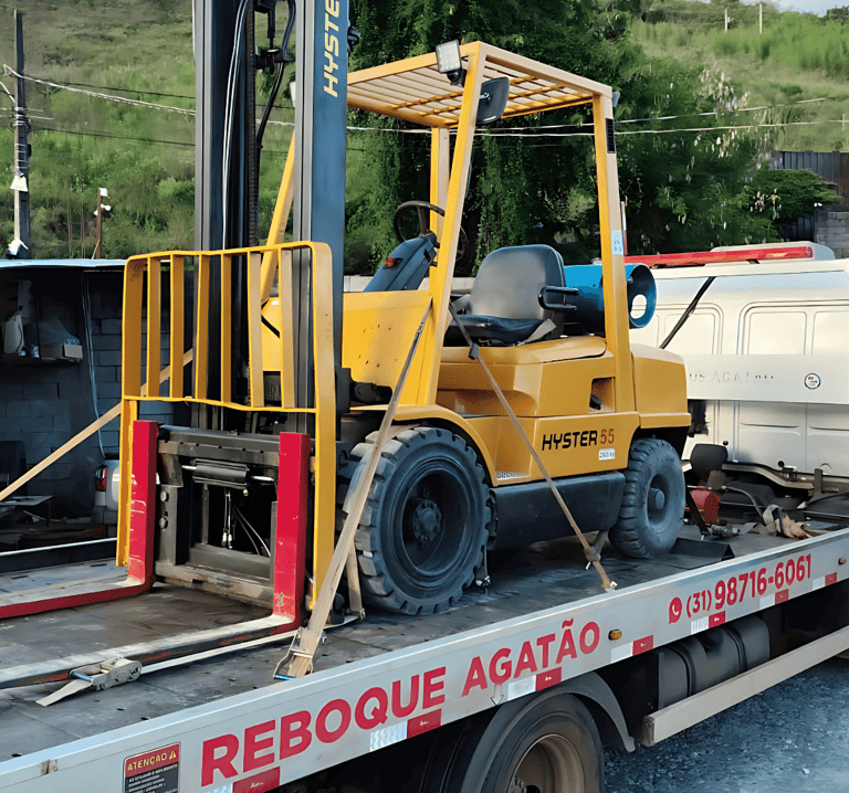 Guincho plataforma da Agatão transportando empilhadeira amarela, fixada com segurança.